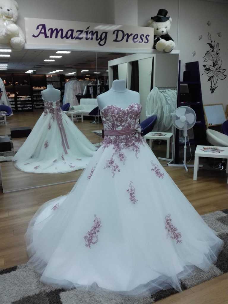 Brautkleider in weiß lila