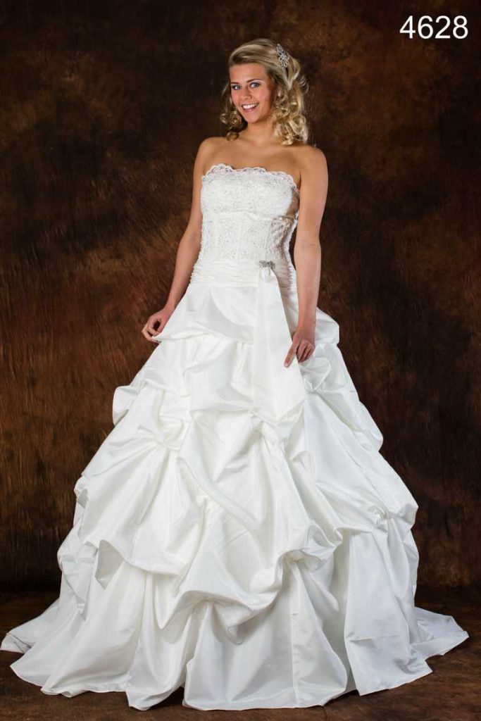 brautkleid-von-allure-mit vielen Raffungen