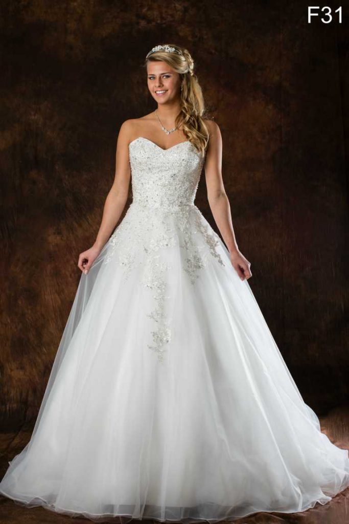 brautkleid-von-allure-mit blumen