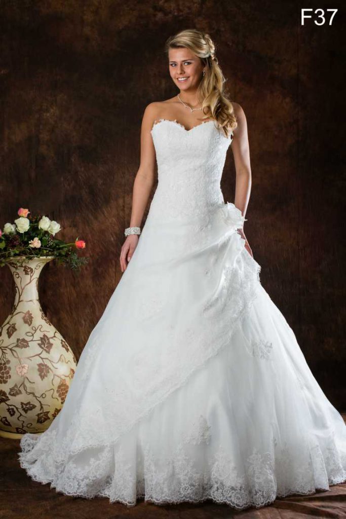 brautkleid-von-allure-mit raffungen