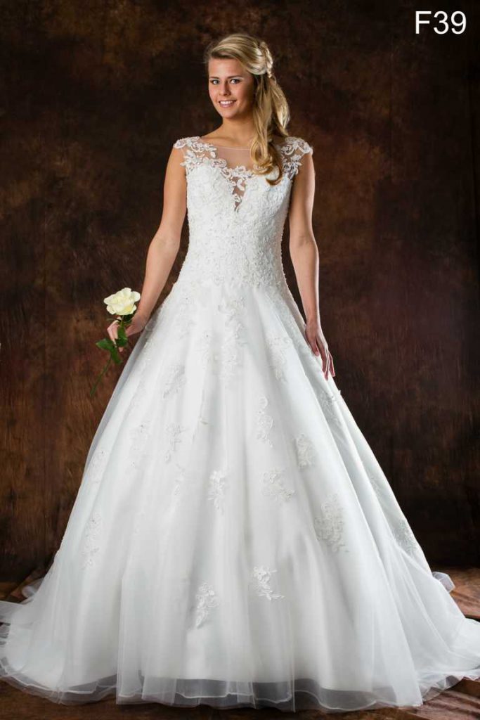 brautkleid-von-allure-mit Stickereien
