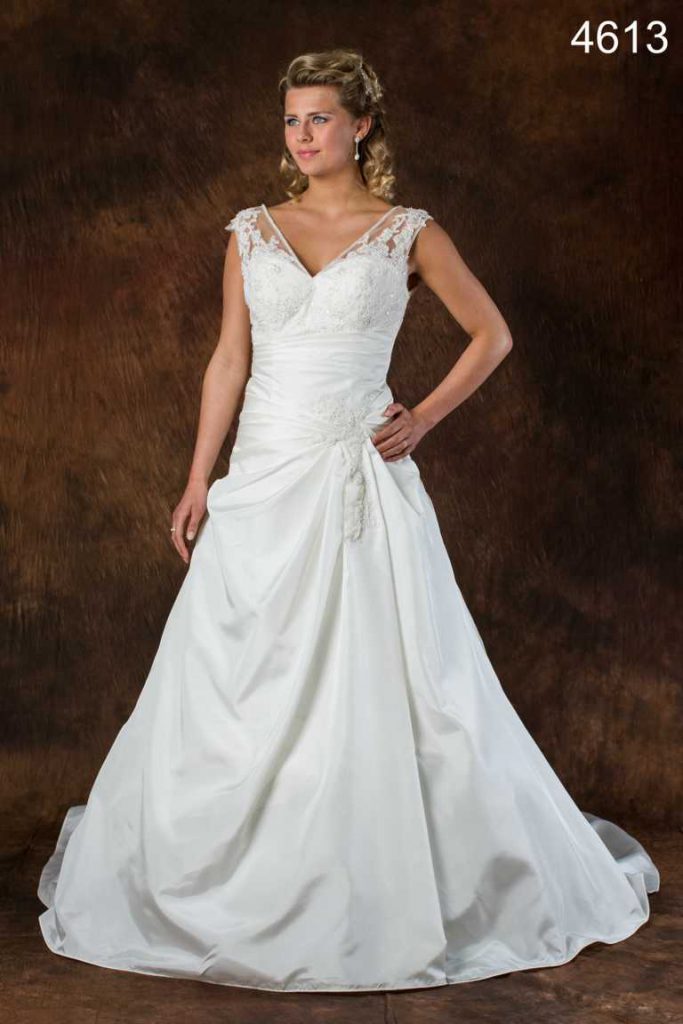 brautkleid-von-allure-mit trägern und blumen