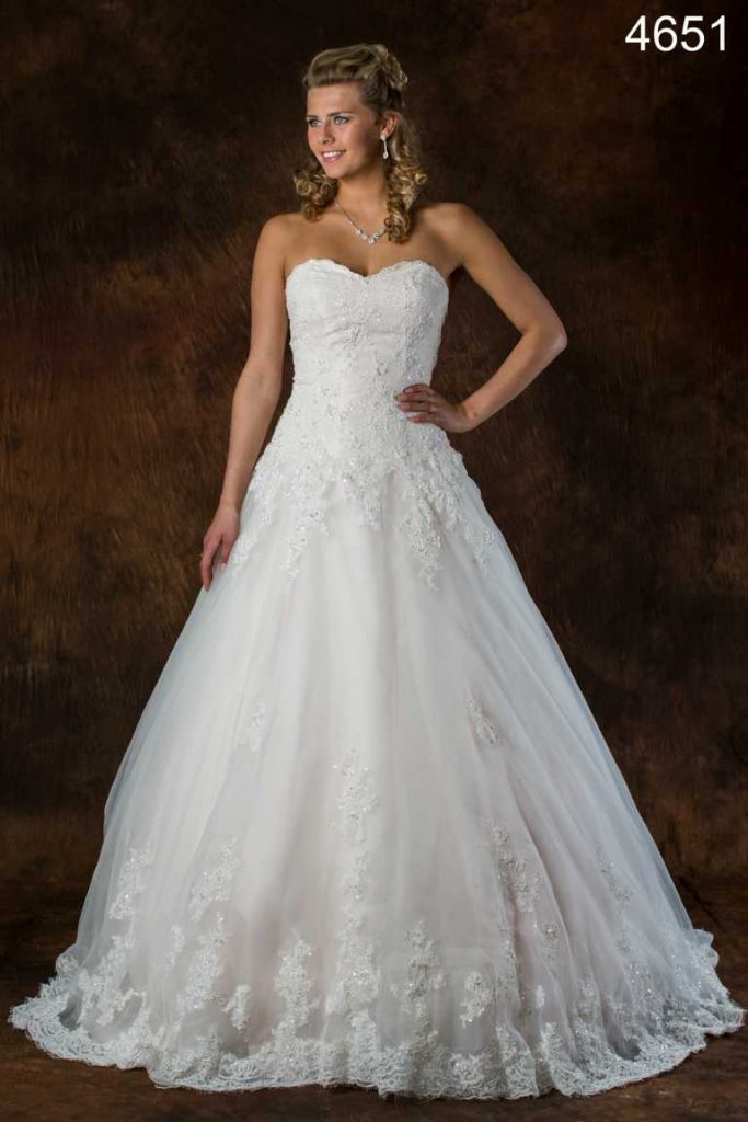 brautkleid-von-allure-mit blumen