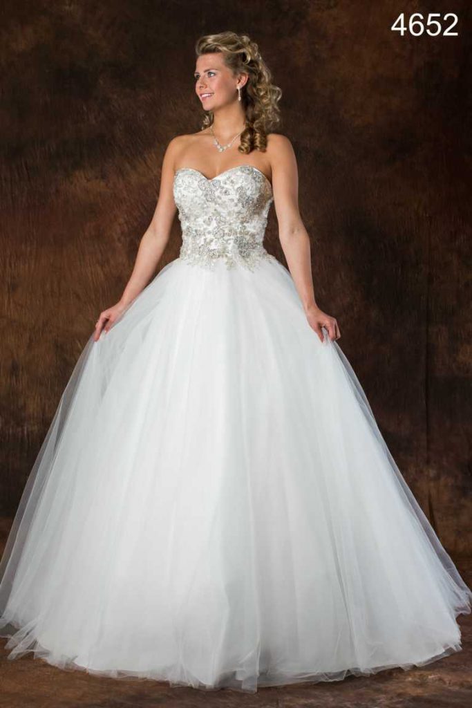 brautkleid-von-allure-mit Stickereien
