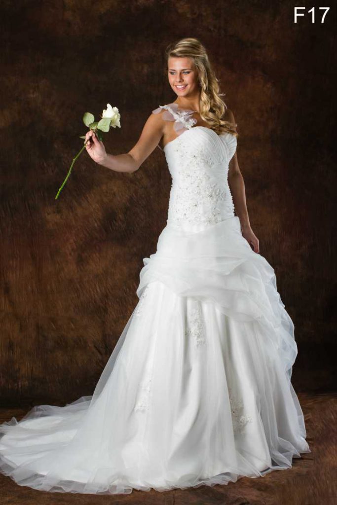 brautkleid-von-allure-gerafft mit trägern