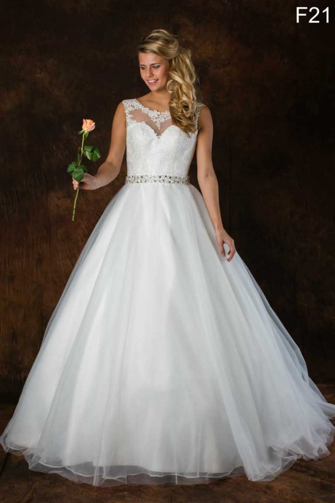 brautkleid-von-allure-mit träger und spitze