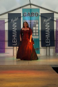 rotes abendkleid modeshow gabo bobstadt amazing-dress