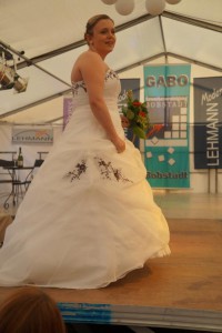 brautkleid lila modeshow gabo bobstadt amazing-dress