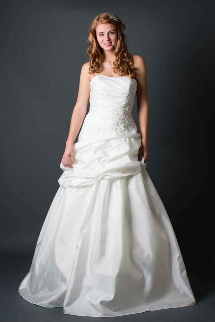 Brautkleid gerafft mit Stickereien