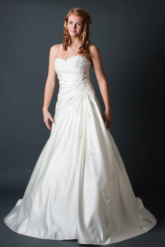 Brautkleid mit Stickereien