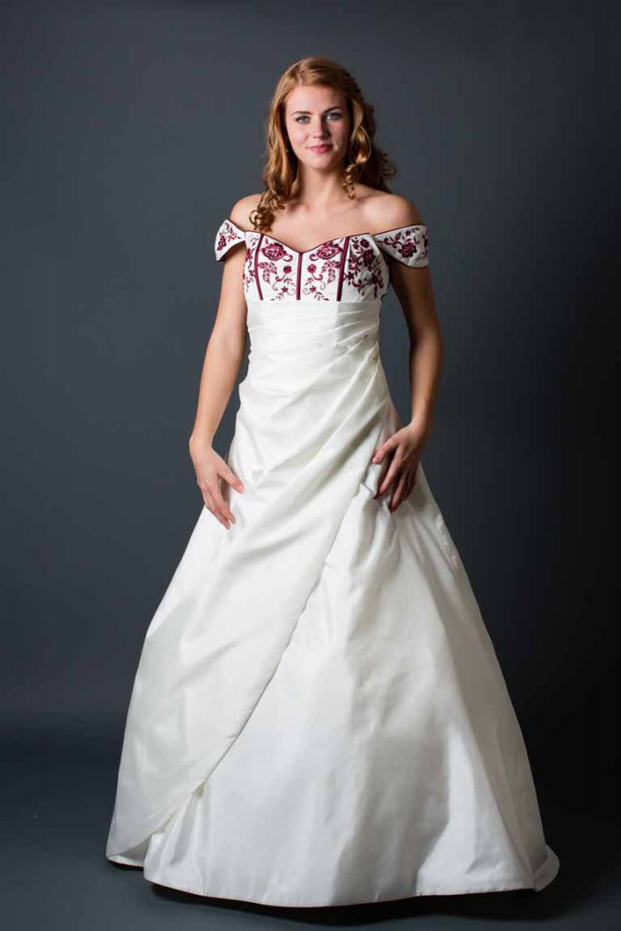Brautkleid mit rotem oberteil