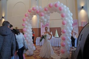 Braut model alleine unter Herz Luftballons