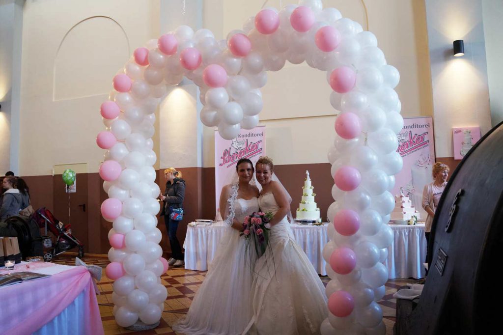 2 Braut Models unter Herz Luftballons